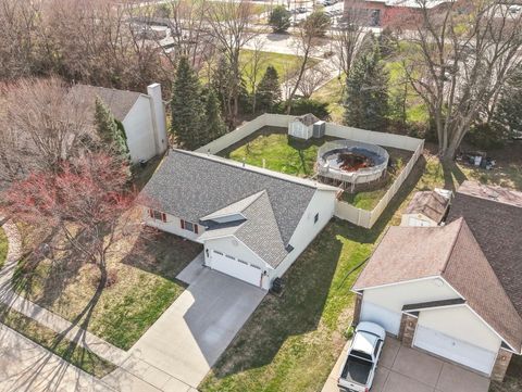 Tiny photo for 5018 Coventry Court, Davenport, IA 52807 (MLS # 12602680)