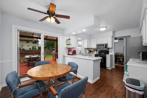 Tiny photo for 816 W 57th Street, Davenport, IA 52806 (MLS # 12688341)