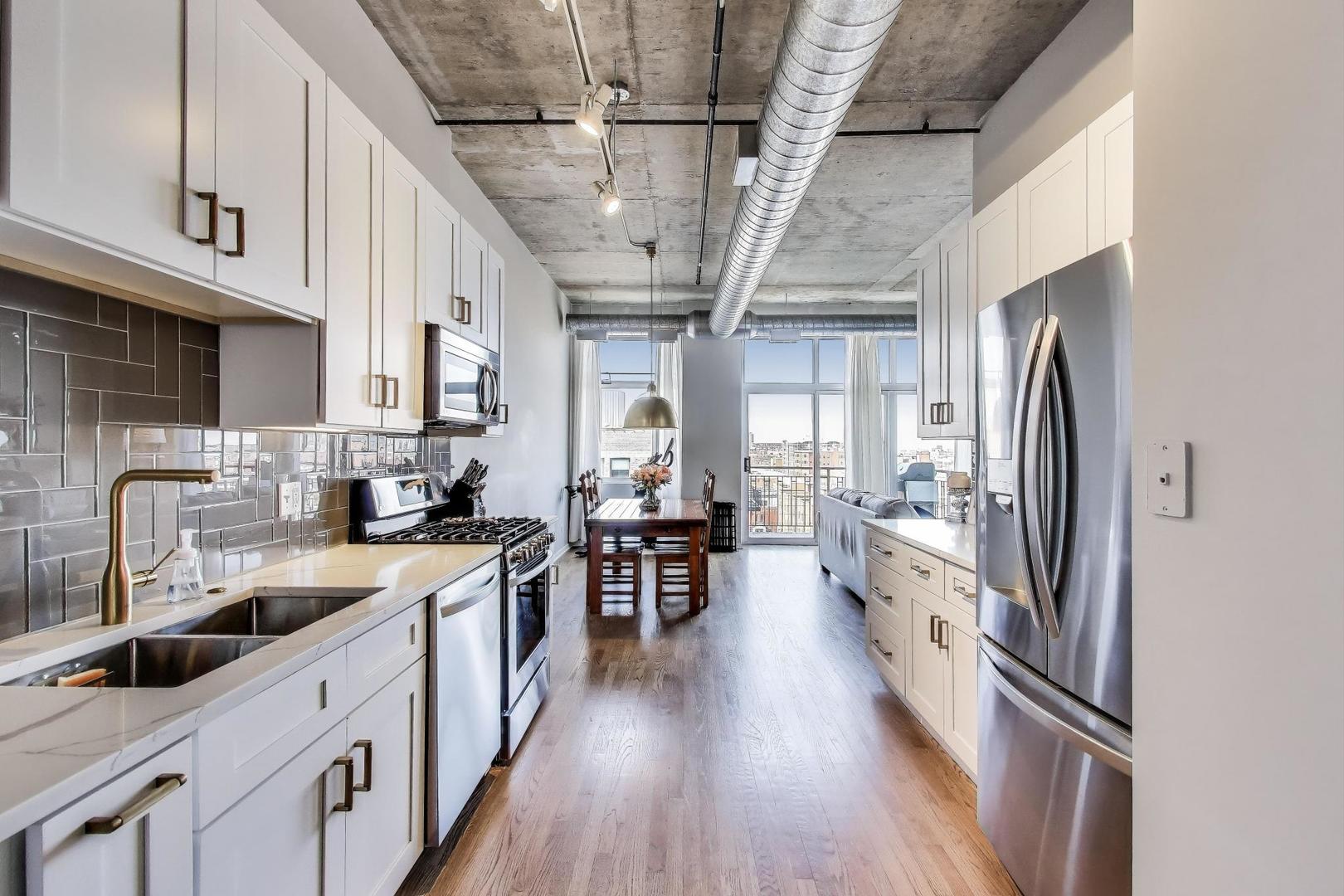 1000 W ADAMS Street 824