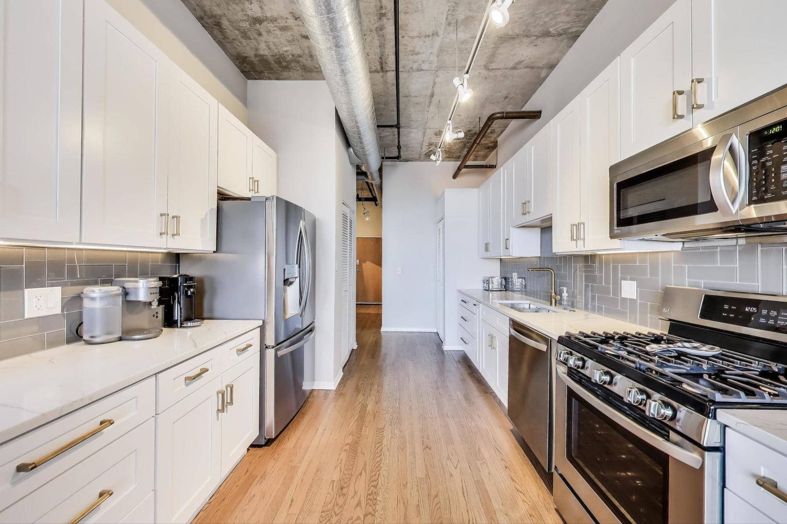 1000 W ADAMS Street 824