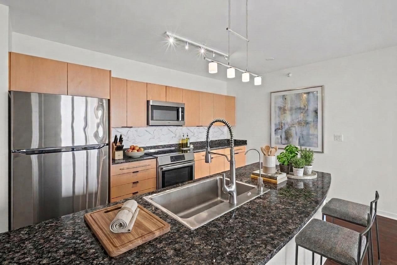 807 DAVIS Street 1211
