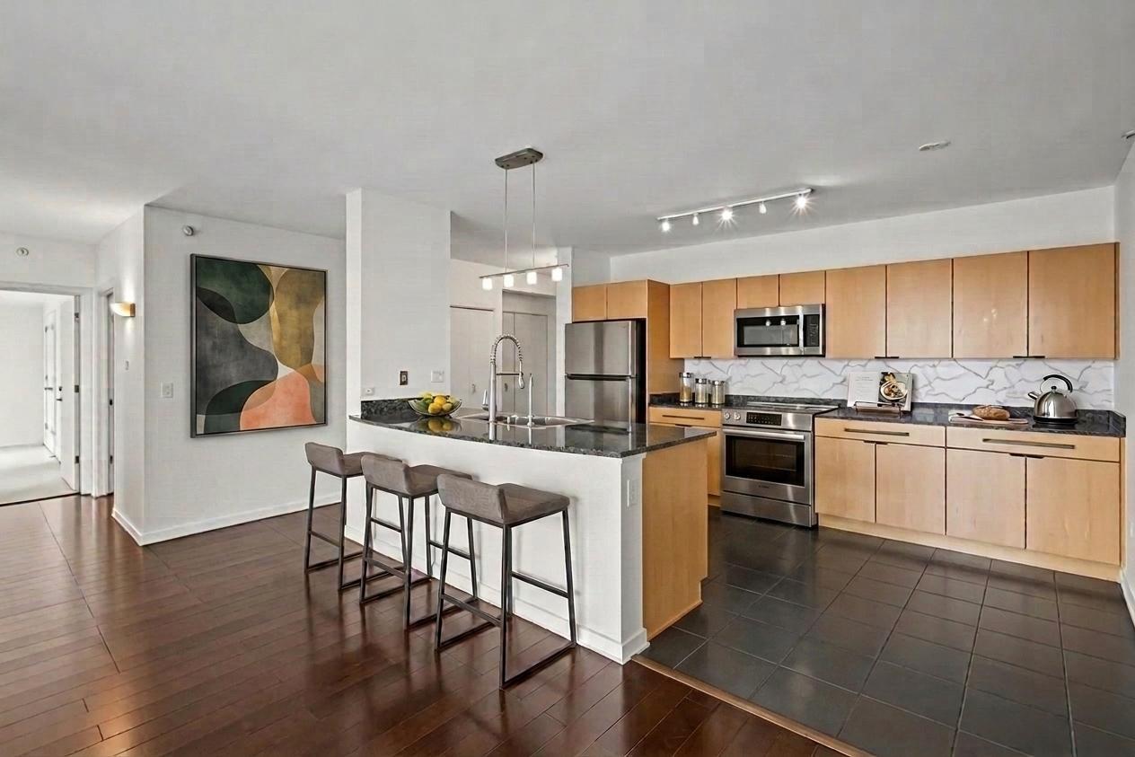 807 DAVIS Street 1211