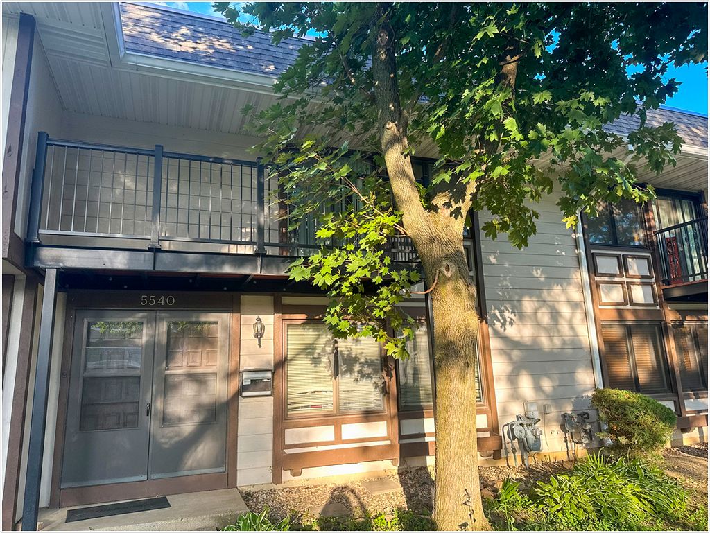 Photo for 5540 Pebblebeach Drive, Hanover Park, IL 60133 (MLS # 12403042)