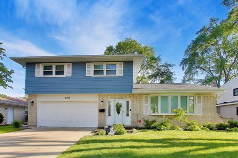 Photo of 2003 E Lillian Lane, Arlington Heights, IL 60004 (MLS # 12671375)