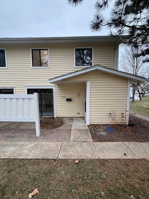 Photo of 624 Breakers Point #624, Schaumburg, IL 60194 (MLS # 12529433)