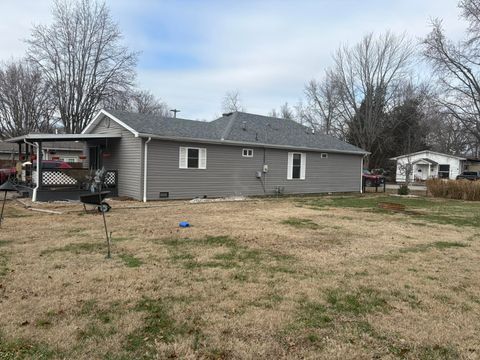 Tiny photo for 804 E Clark Street, WestFrank, IL 62896 (MLS # 100000115)