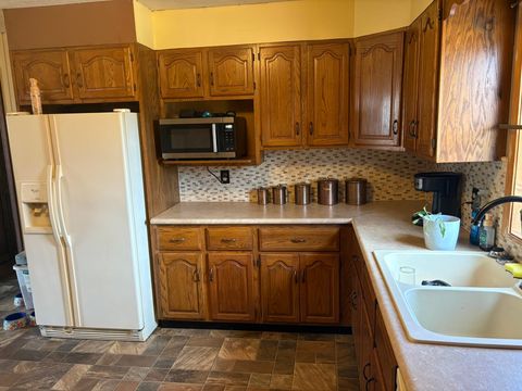 Tiny photo for 804 E Clark Street, WestFrank, IL 62896 (MLS # 100000115)