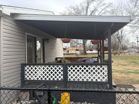 Tiny photo for 804 E Clark Street, WestFrank, IL 62896 (MLS # 100000115)