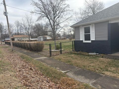 Tiny photo for 804 E Clark Street, WestFrank, IL 62896 (MLS # 100000115)