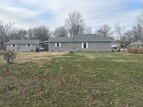 Tiny photo for 804 E Clark Street, WestFrank, IL 62896 (MLS # 100000115)