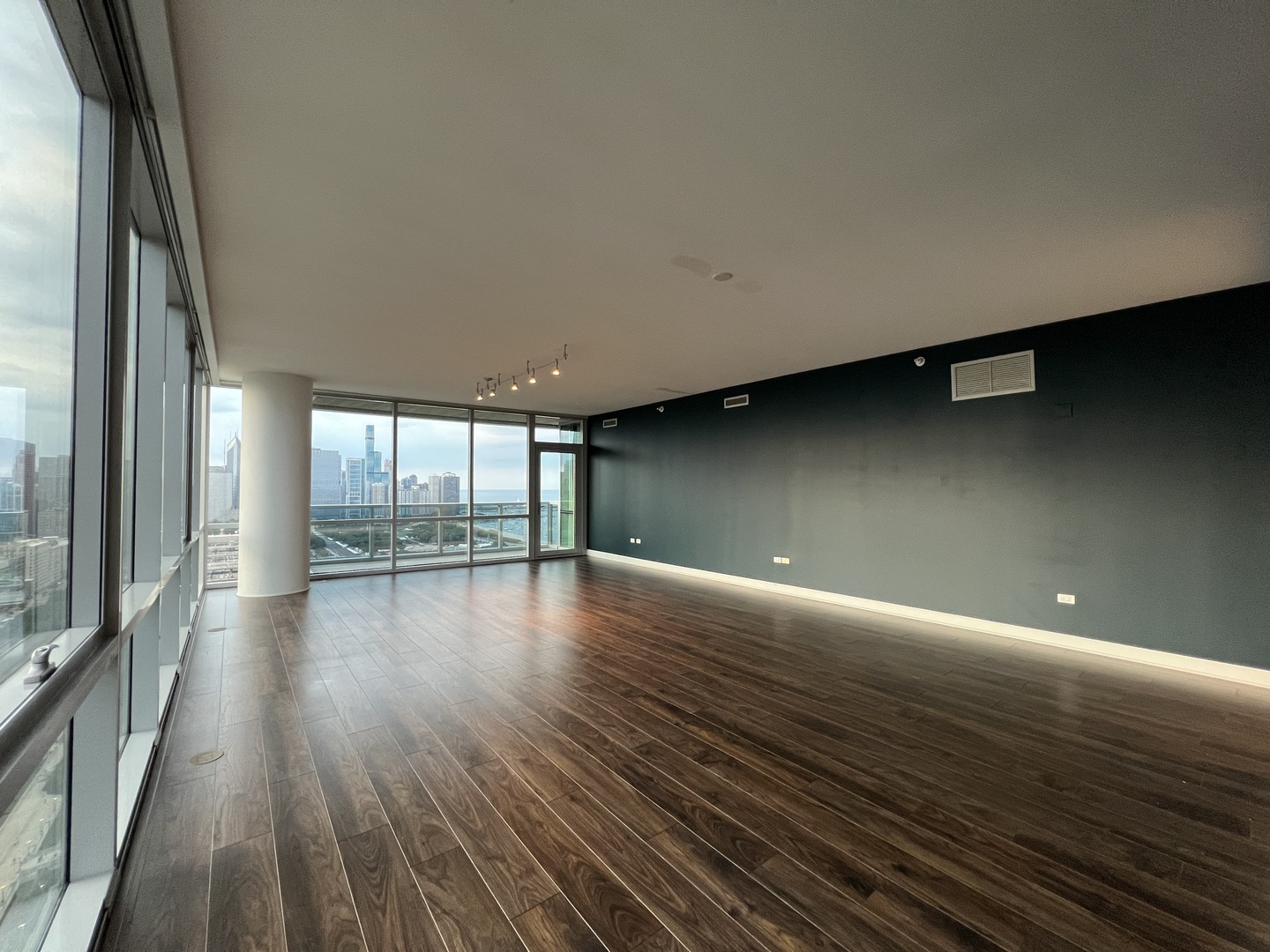 1201 S PRAIRIE Avenue 3801