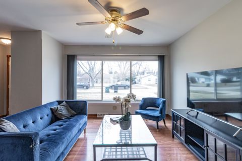 Tiny photo for 325 N Emerald Avenue, Mundelein, IL 60060 (MLS # 12589459)