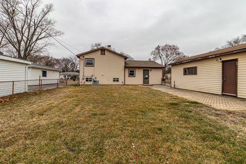 Tiny photo for 325 N Emerald Avenue, Mundelein, IL 60060 (MLS # 12589459)