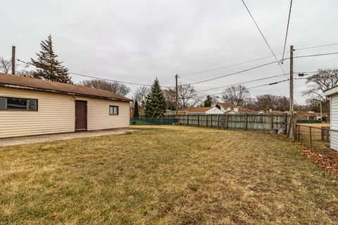 Tiny photo for 325 N Emerald Avenue, Mundelein, IL 60060 (MLS # 12589459)