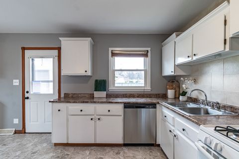 Tiny photo for 325 N Emerald Avenue, Mundelein, IL 60060 (MLS # 12589459)