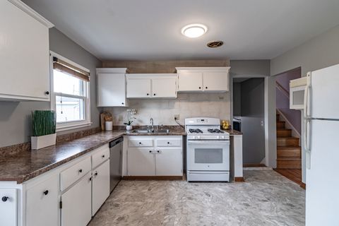 Tiny photo for 325 N Emerald Avenue, Mundelein, IL 60060 (MLS # 12589459)