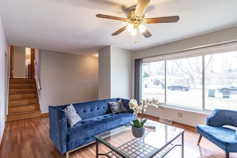 Tiny photo for 325 N Emerald Avenue, Mundelein, IL 60060 (MLS # 12589459)