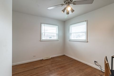 Tiny photo for 325 N Emerald Avenue, Mundelein, IL 60060 (MLS # 12589459)