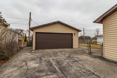 Tiny photo for 325 N Emerald Avenue, Mundelein, IL 60060 (MLS # 12589459)