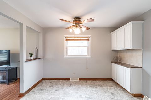 Tiny photo for 325 N Emerald Avenue, Mundelein, IL 60060 (MLS # 12589459)