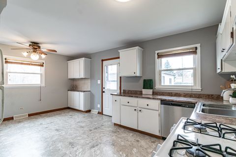 Tiny photo for 325 N Emerald Avenue, Mundelein, IL 60060 (MLS # 12589459)