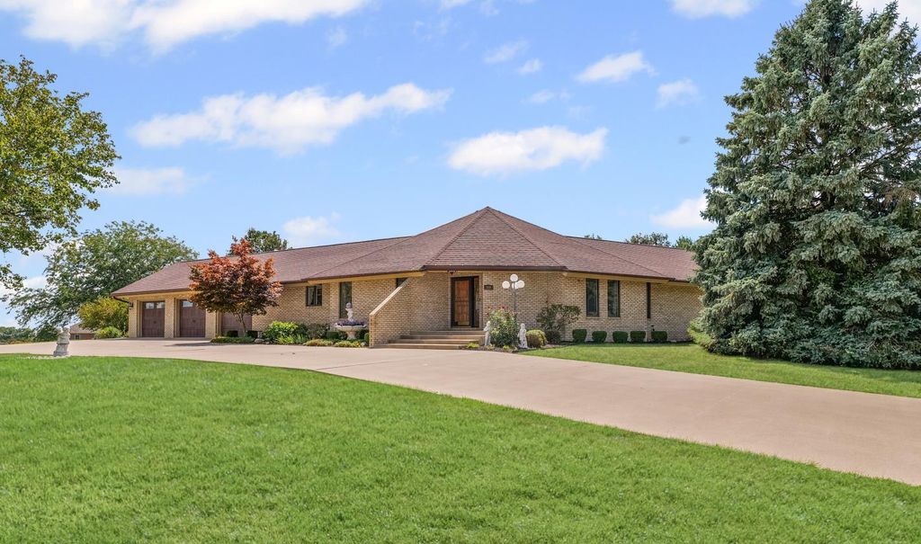 Photo for 800 Cambridge Drive, Paxton, IL 60957 (MLS # 12437297)