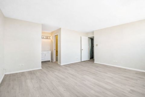Tiny photo for 6147 N Sheridan Road #27A, Chicago, IL 60660 (MLS # 12609877)