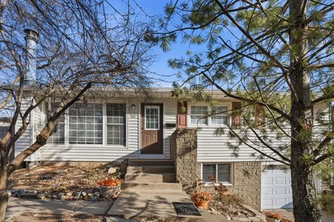 Photo of 1006 Hillside Drive, Bettendorf, IA 52722 (MLS # 12593124)