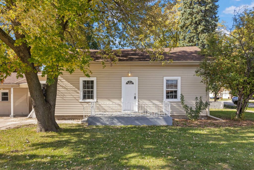 Photo for 5701 W 89th Place, Oak Lawn, IL 60453 (MLS # 12502926)