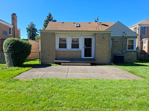 Tiny photo for 6631 N Saint Louis Avenue, Lincolnwood, IL 60712 (MLS # 12783408)