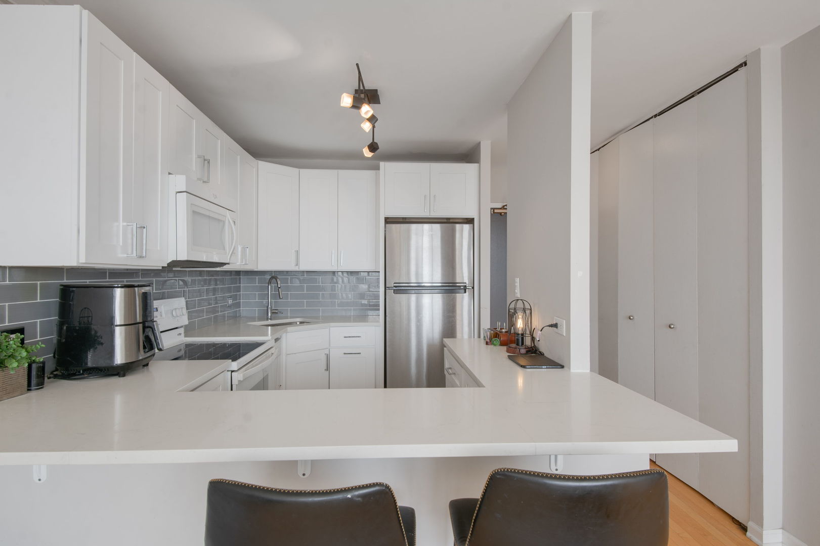 3930 N Pine Grove Avenue 1606