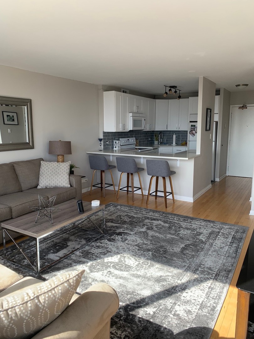 3930 N Pine Grove Avenue 1606