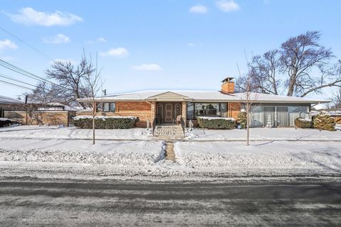 Photo of 5501 W 102nd Street, Oak Lawn, IL 60453 (MLS # 12556198)
