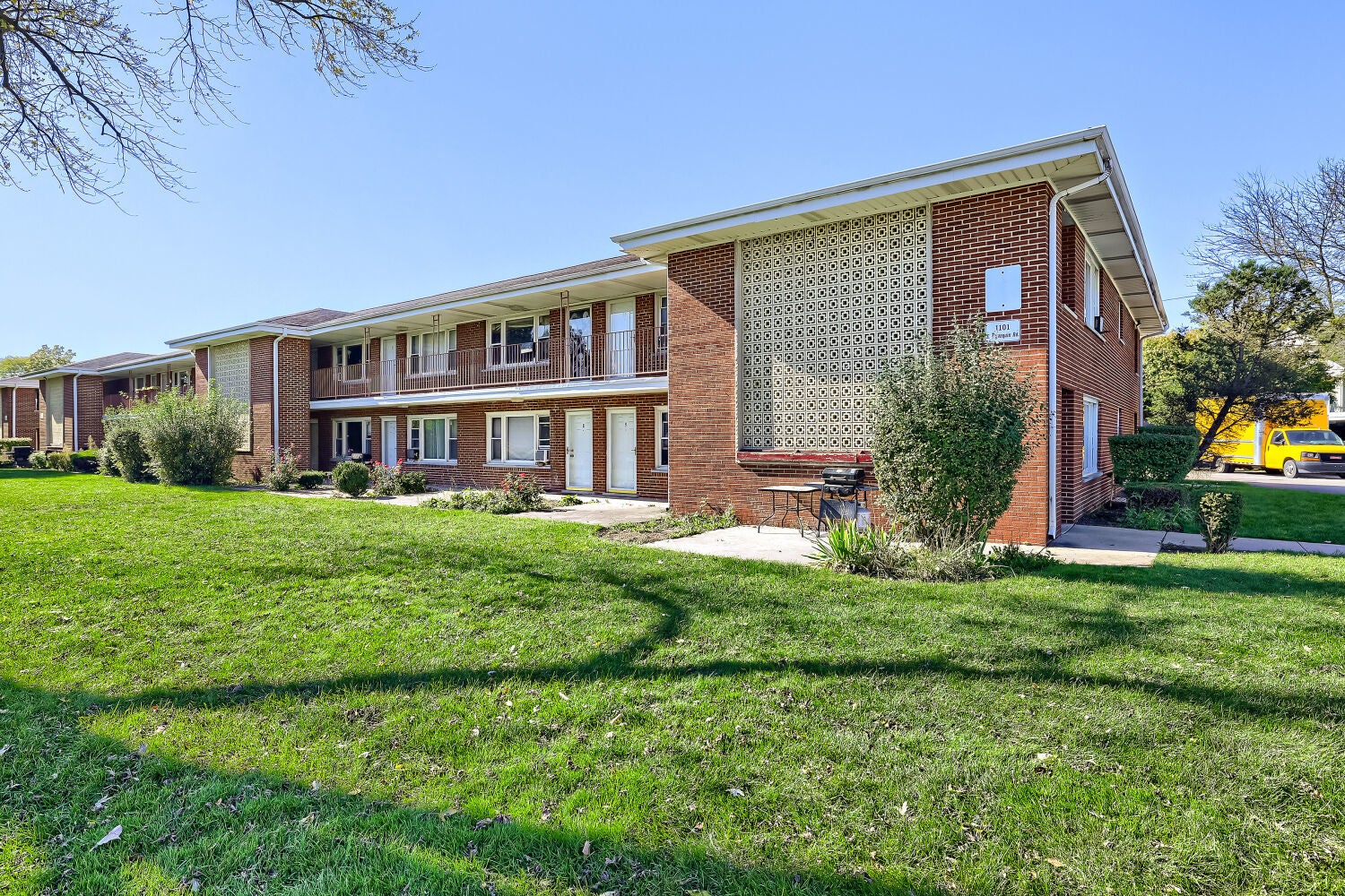 1101 E Algonquin Road 6
