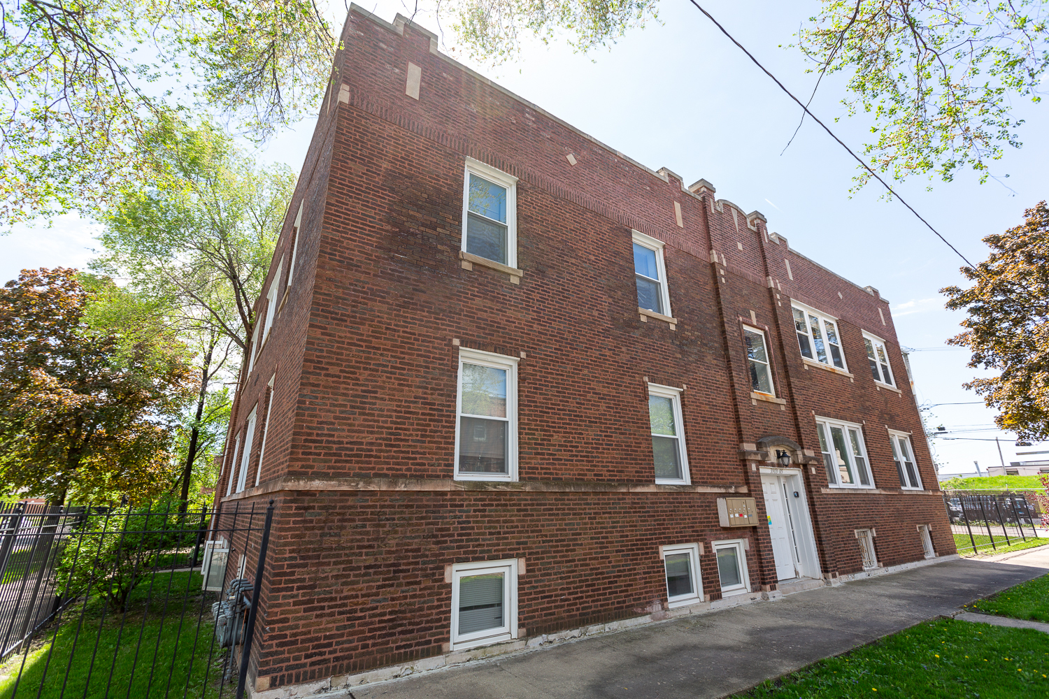 2122 N Springfield Avenue