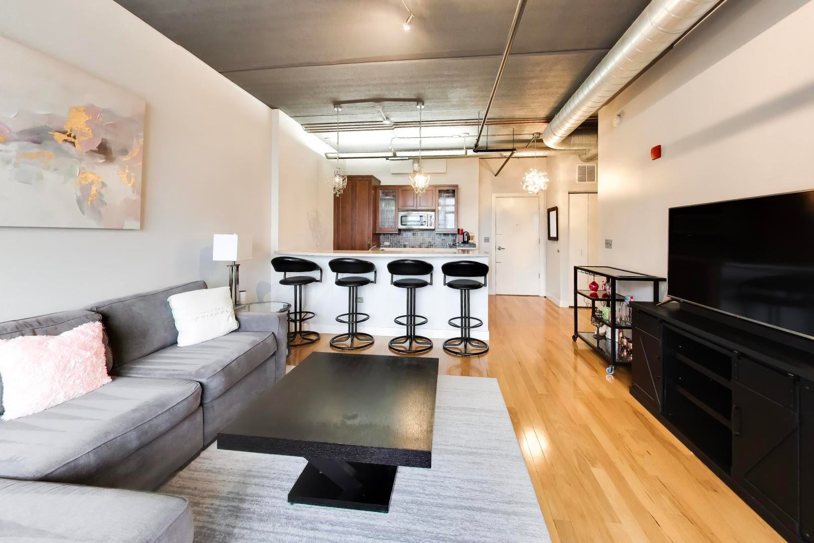 10 S Dunton Avenue 703