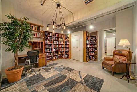 Tiny photo for 165 N Canal Street #916, Chicago, IL 60606 (MLS # 12552907)