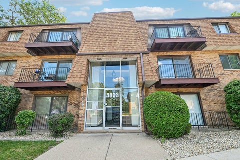 Photo of 4833 W 109th Street #203, Oak Lawn, IL 60453 (MLS # 12729939)