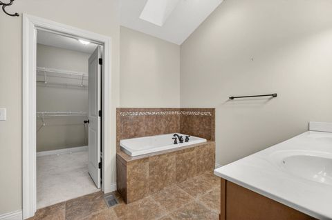 Tiny photo for 5446 Baraboo Court #5446, Davenport, IA 52804 (MLS # 12578061)