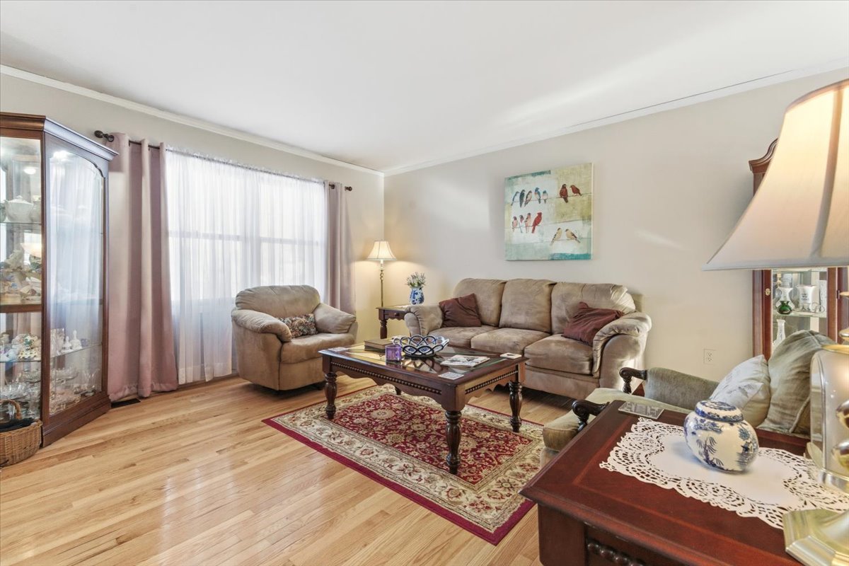 121 E Clarendon Drive