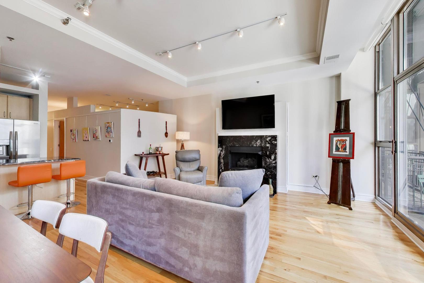 212 W Washington Street 908