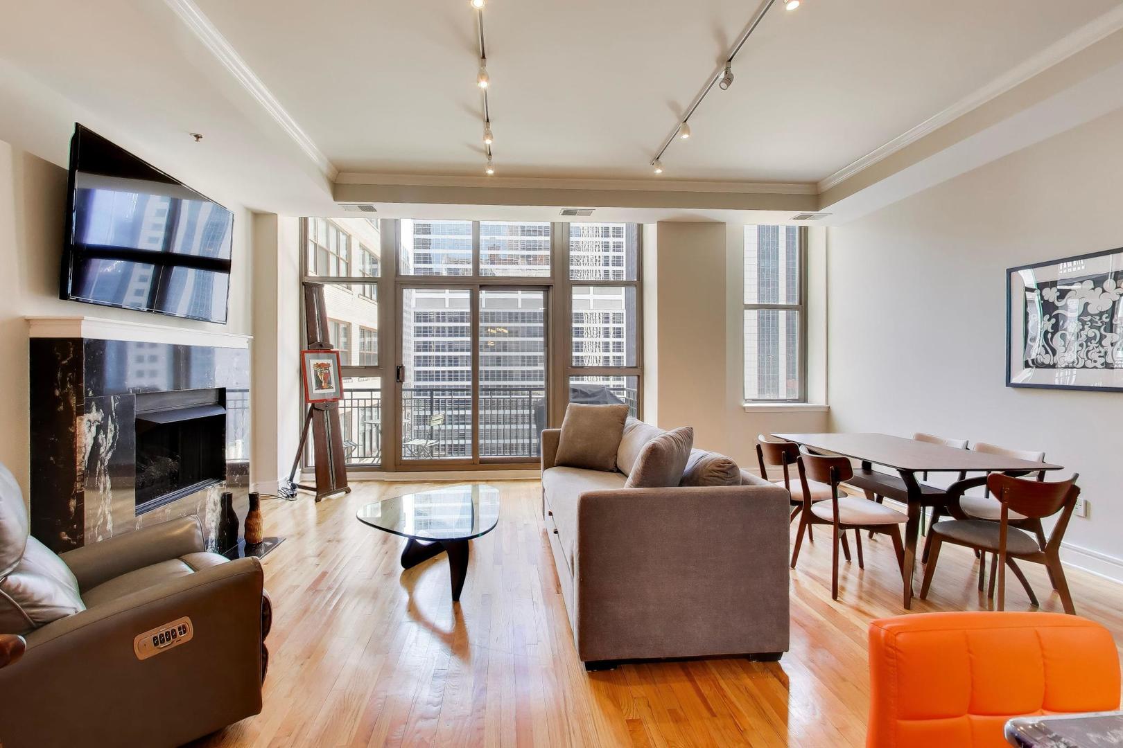 212 W Washington Street 908