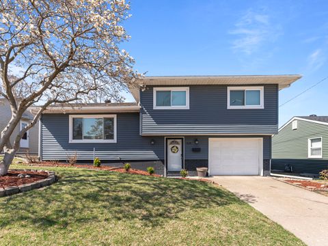 Photo of 2628 N Gayman Avenue, Davenport, IA 52804 (MLS # 12605841)