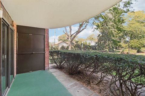 Tiny photo for 1405 E Central Road #122C, Arlington Heights, IL 60005 (MLS # 12517887)