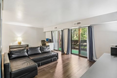 Tiny photo for 1405 E Central Road #122C, Arlington Heights, IL 60005 (MLS # 12517887)