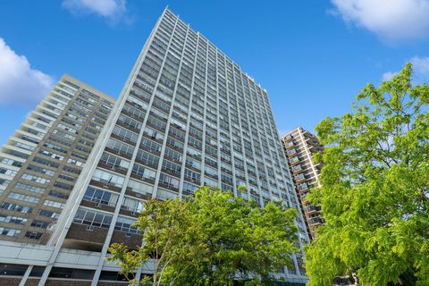 Photo of 6171 N SHERIDAN Road #2809, Chicago, IL 60660 (MLS # 12480910)