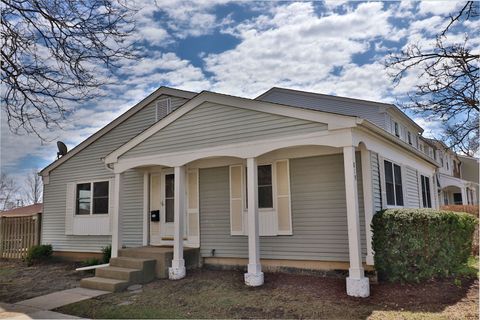 Photo of 819 Mansfield Court, Schaumburg, IL 60194 (MLS # 12581976)