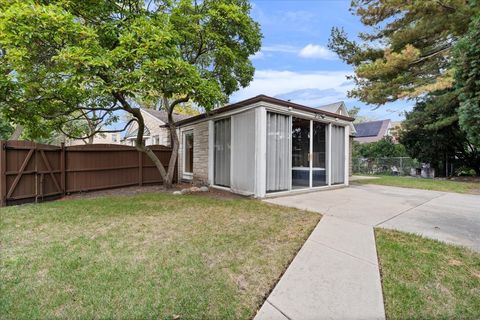 Tiny photo for 2256 W Birchwood Avenue, Chicago, IL 60645 (MLS # 12497609)