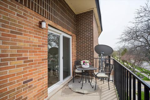 Tiny photo for 1117 S OLD WILKE Road #402, Arlington Heights, IL 60005 (MLS # 12619468)