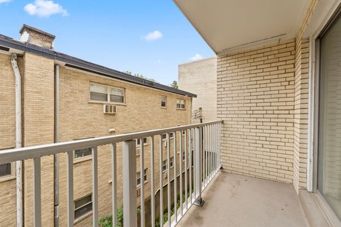 Tiny photo for 1535 Forest Avenue #305, River Forest, IL 60305 (MLS # 12495283)